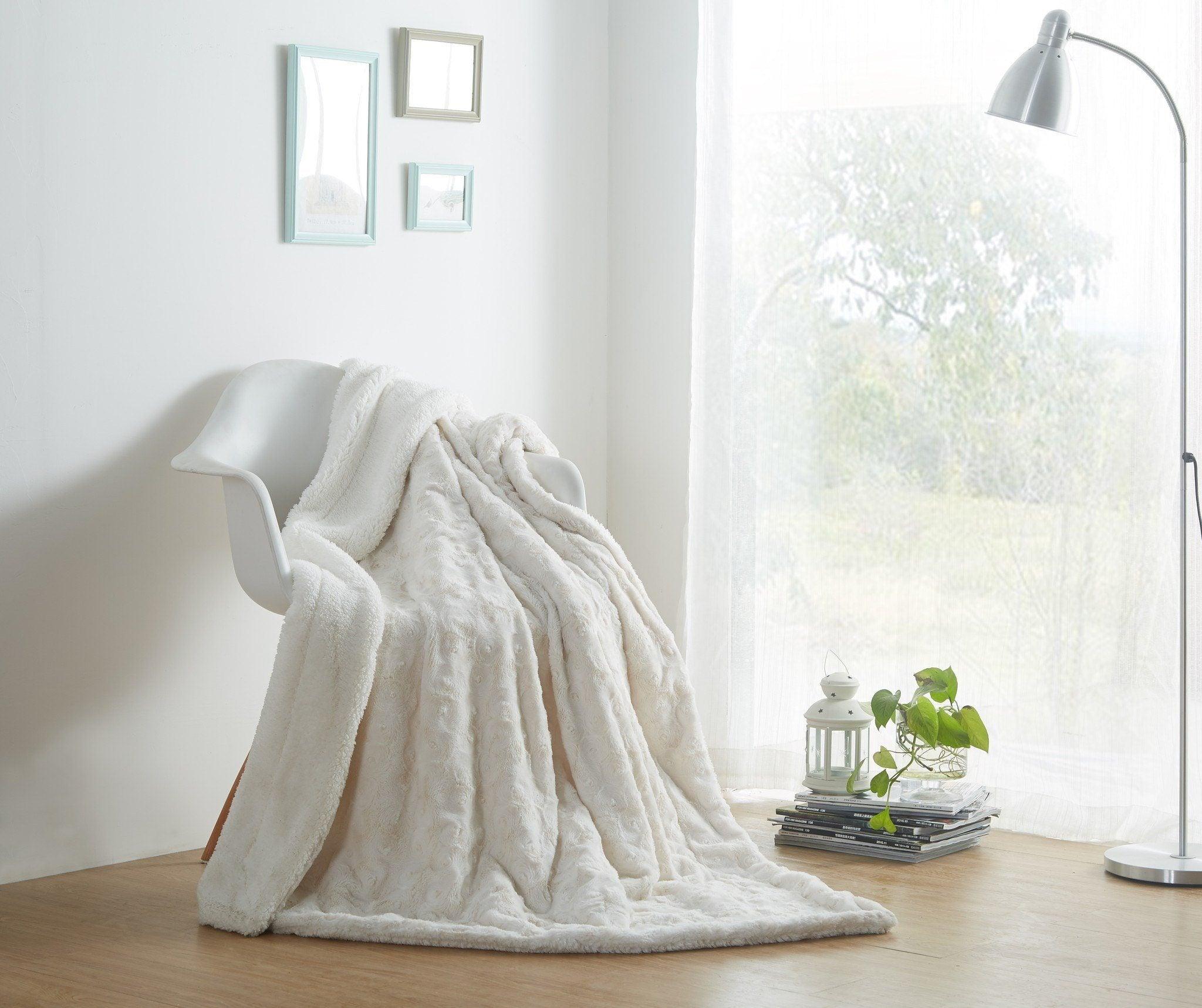 DaDa Bedding Luxury White Roses Fluffy Soft Sherpa Backside Faux Fur Throw Blanket (K11)
