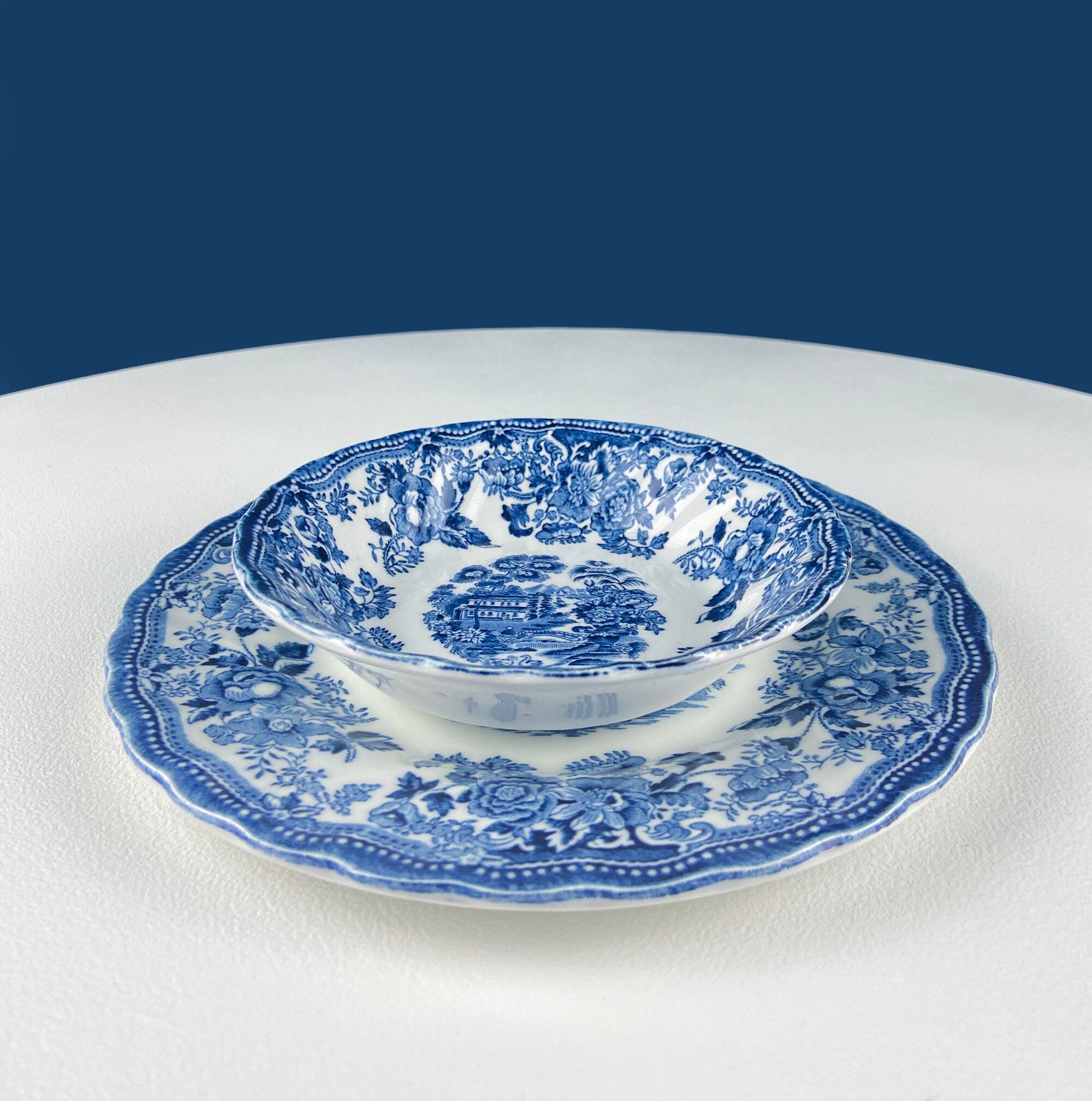 Collection of Fine English Blue White Tableware. 3 Plates & 2 Berry Bowls. Lochs of Scotland. Huddington Court. Tonquin by Mott. Rustic Home